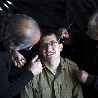 L'acteur palestinien Mahmoud Karira joue le rôle de Gilad Shalit. [Mohamed Abed]