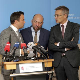 Les ministres luxembourgeois étaient réunis pour un point de presse jeudi après les révélations sur les accords fiscaux. [AP Photo/Charles Caratini]
