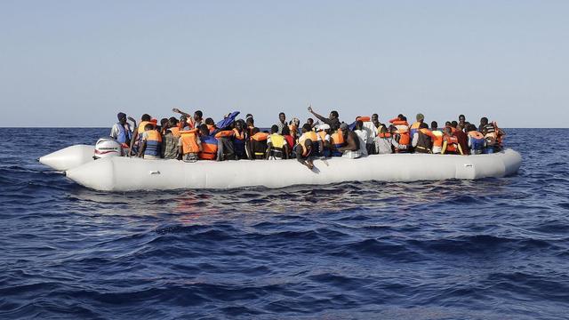 La marine italienne secoure journellement des migrants en méditerranée et fait parfois appel à des navires marchands. [EPA/GIUSEPPE LAMI]