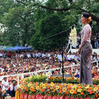 Samedi 17 mai: la leader de l'opposition birmane Aung San Suu Kyi lors d'un meeting dans la capitale Yangon en vue des élections générales de l'an prochain. [Khin Maung Win]