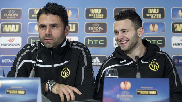 Uli Forte (gauche), le coach de YB, veut profiter de la bonne forme de ses hommes pour accéder aux 16es de l'Europa League. [Marcel Bieri]