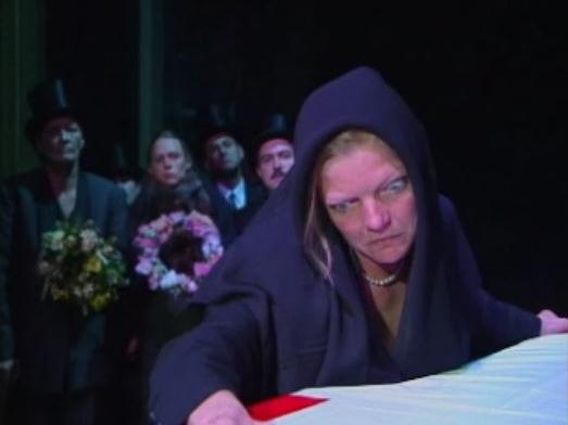 La comédienne Franziska Kahl dans "Frank V", de Friedrich Dürrenmatt, par le Théâtre des Osses, 1998. [RTS]