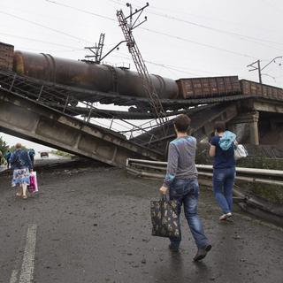 Pont dynamité en Ukraine près de Donetsk [AP Photo/Dmitry Lovetsky]