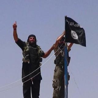 Des militants de l'Etat islamique et leur drapeau noir sur un fort situé entre la province irakienne de Ninive et la ville syrienne de Al-Hasakah. [Twitter]