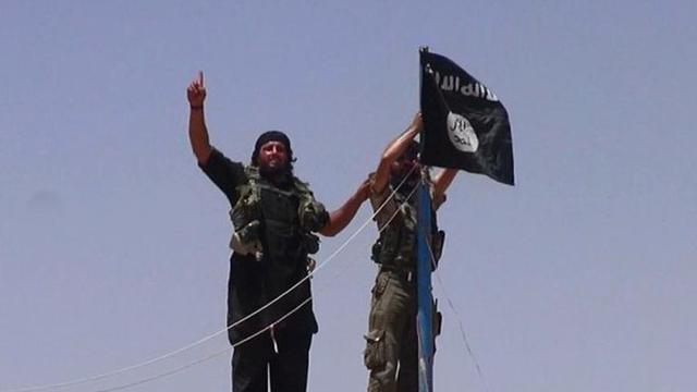 Des militants de l'Etat islamique et leur drapeau noir sur un fort situé entre la province irakienne de Ninive et la ville syrienne de Al-Hasakah. [Twitter]