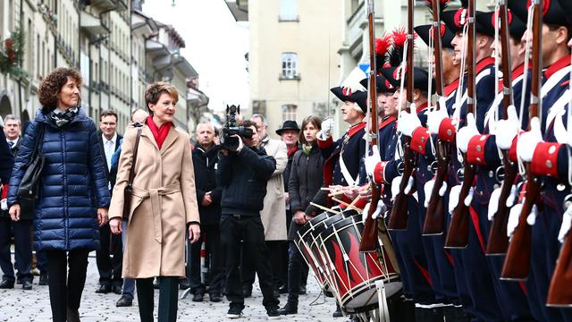 La future président de la Confédération Simonetta Sommaruga a défilé devant une garde d'honneur à Berne.