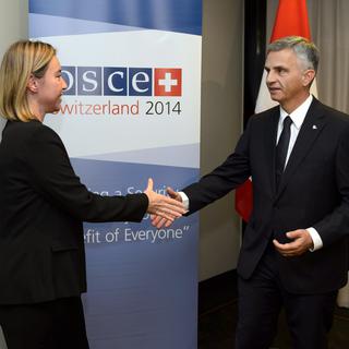 Didier Burkhalter accueille à Bâle Federica Mogherini, la haute représentante pour la politique extérieure et la sécurité de l’Union européenne. [Laurent Gillieron]