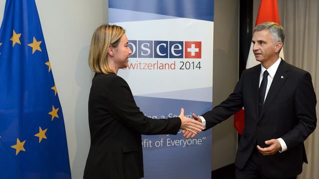 Didier Burkhalter accueille à Bâle Federica Mogherini, la haute représentante pour la politique extérieure et la sécurité de l’Union européenne. [Laurent Gillieron]