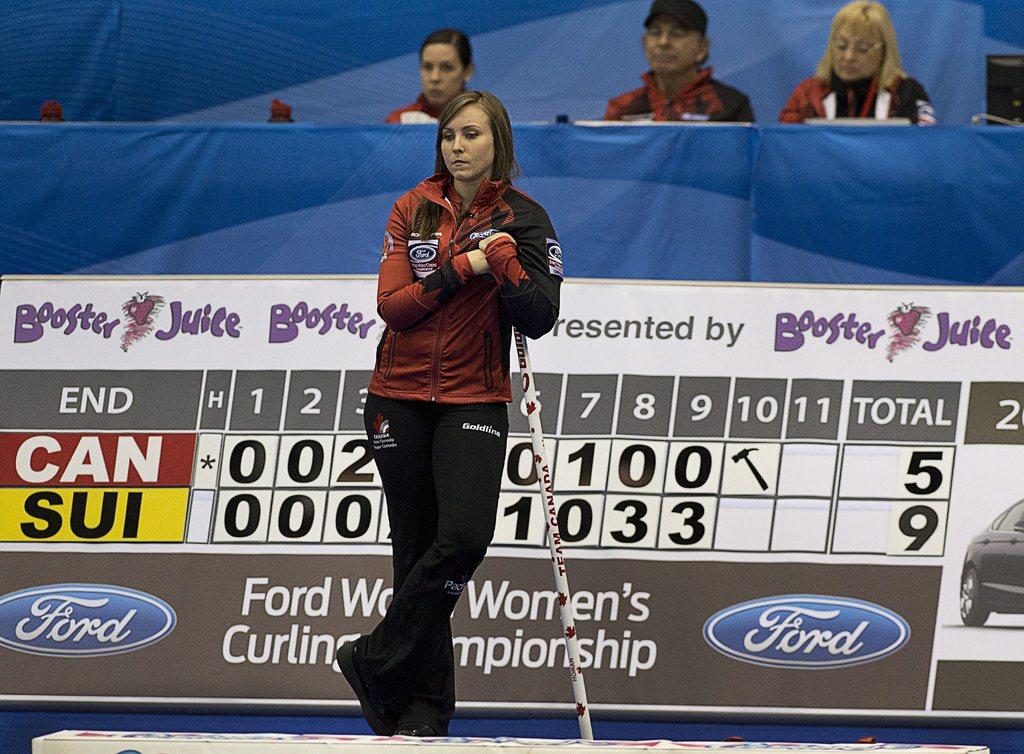 La Canadienne Rachel Homan K.O debout après le coup de 3 au 8e end. [KEYSTONE - Andrew Vaughan]