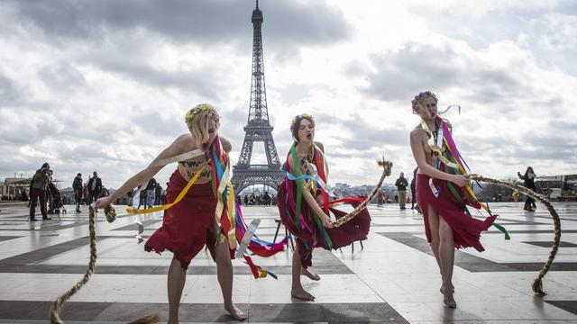 Mardi 25 février: militantes des Femen sur le parvis de la Tour eiffel à Paris, maniant des répliques de tresses blondes rappelant la coiffure de la politicienne ukrainienne Ioulia Timochenko. [Etienne Laurent]