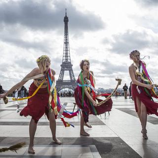 Mardi 25 février: militantes des Femen sur le parvis de la Tour eiffel à Paris, maniant des répliques de tresses blondes rappelant la coiffure de la politicienne ukrainienne Ioulia Timochenko. [Etienne Laurent]