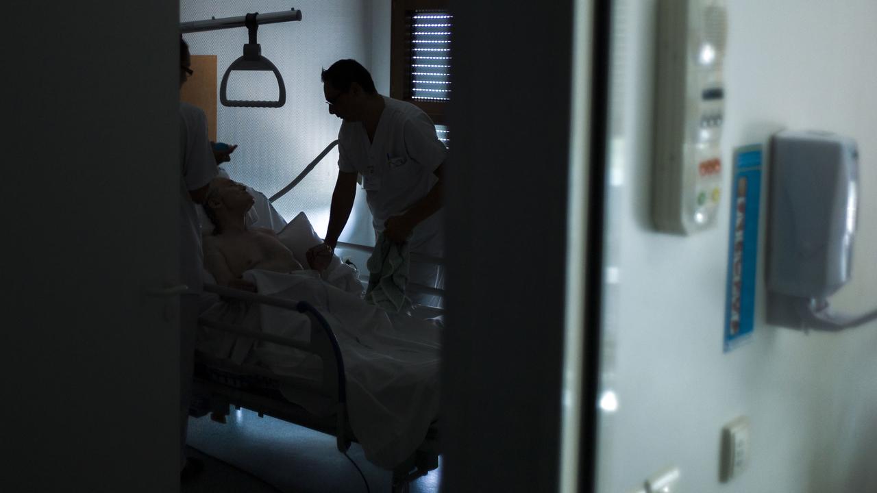 Un patient dans une chambre d'hôpital qui bénéficie de soins palliatifs. [AFP - Fred Dufour]