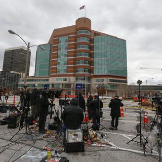 Les médias attendent la décision du procureur devant le palais de justice de Clayton (Missouri), ce 24 novembre 2014. [EPA/TANNEN MAURY]