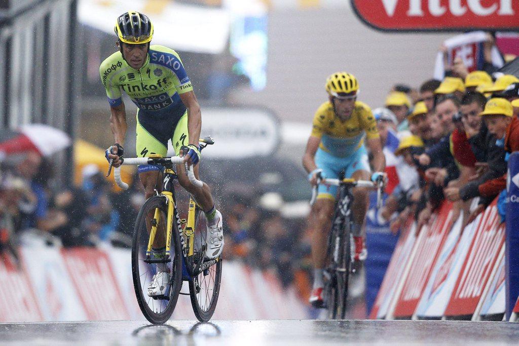 Contador (à gauche) a pris quelques secondes au maillot jaune Nibali. [KEYSTONE - Yoan Valat]