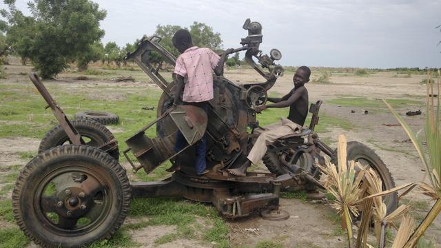 Des enfants jouent avec un canon anti-aérien à Leer, une ville proche de Bentiu au Nord du Soudan du Sud. [Josphat Kasire]