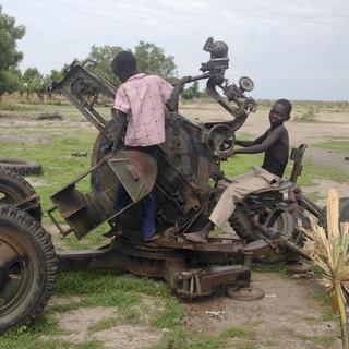 Des enfants jouent avec un canon anti-aérien à Leer, une ville proche de Bentiu au Nord du Soudan du Sud. [Josphat Kasire]