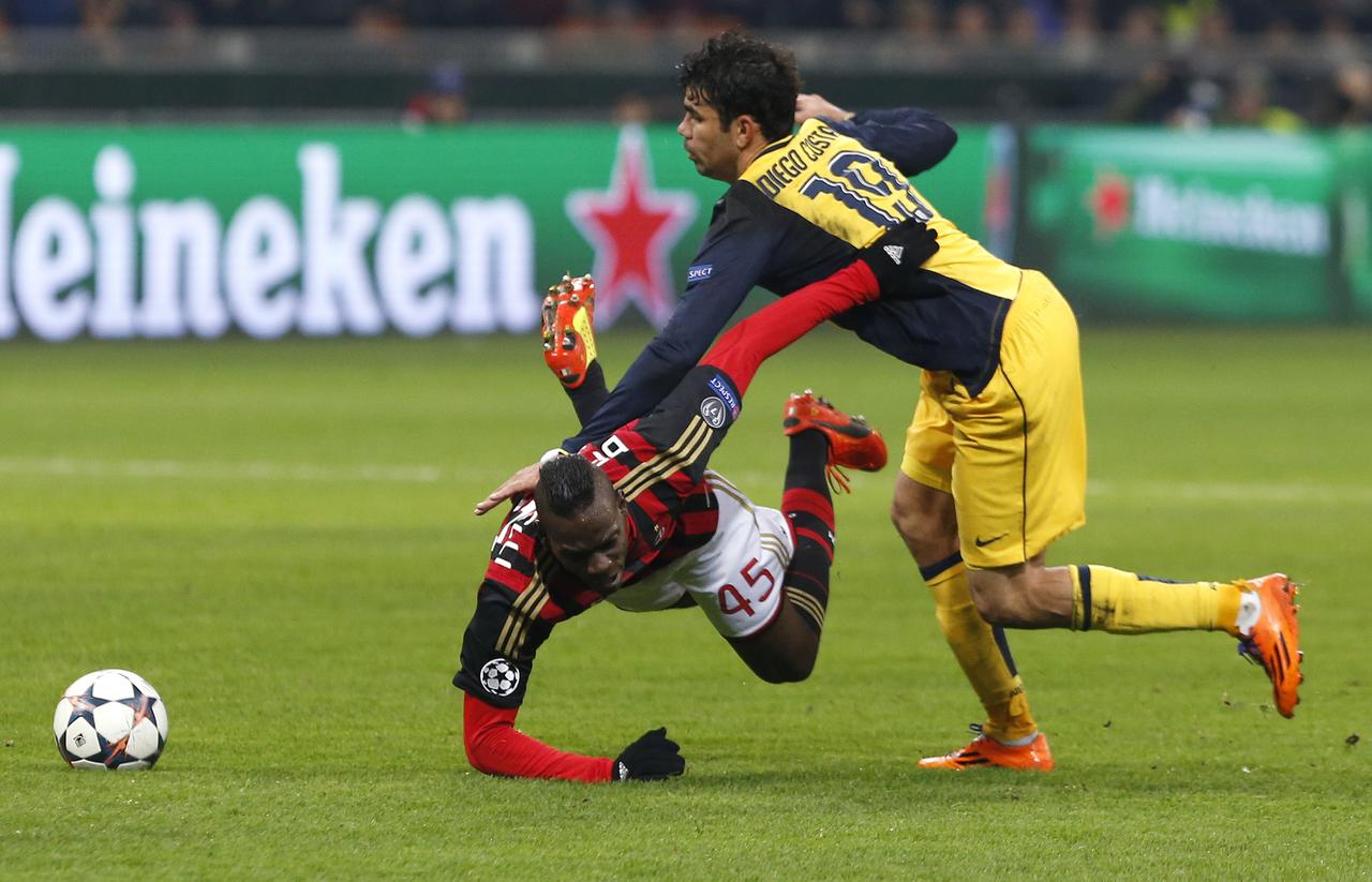 Balotelli qui chute, Diego Costa qui passe, ou l'histoire de ce Milan-Atletico. [REUTERS - Alessandro Bianchi]