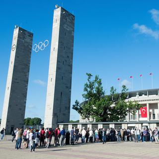 Des Turcs d'Allemagne font la queue ce jeudi 31 juillet devant un bureau de vote installé dans le stade olympique de Berlin.