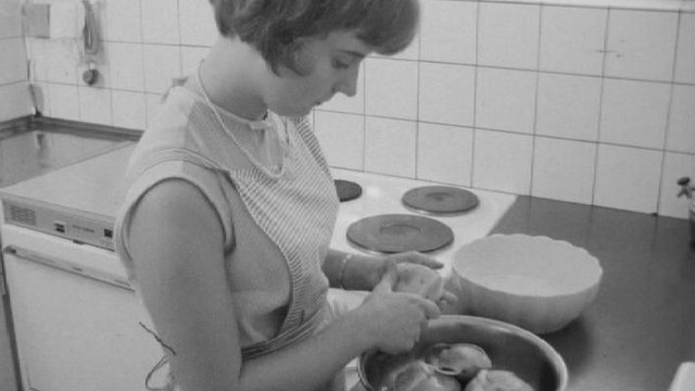 Jeune fille au pair en Suisse, 1967. [RTS]