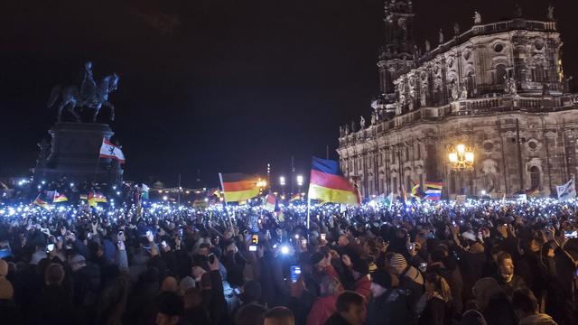 Entre 15 et 20'000 personnes se sont rassemblées à Dresde pour dire leur refus de l'islamisation de l'Occident. [Keystone - AP Photo - Jens Meyer]