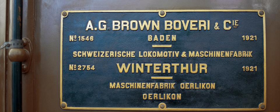 Une ancienne plaque de Brown Boveri et cie dans une locomotive du Musée des transports de Lucerne. [Gaetan Bally]