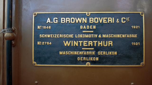 Une ancienne plaque de Brown Boveri et cie dans une locomotive du Musée des transports de Lucerne. [Gaetan Bally]