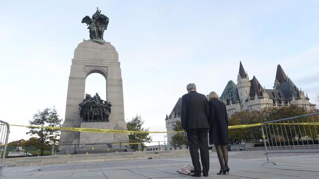 Le Premier ministre canadien et sa femme se sont recueillis sur les lieux de l'attentat de mercredi, à Ottawa. [Adrian Wyld]