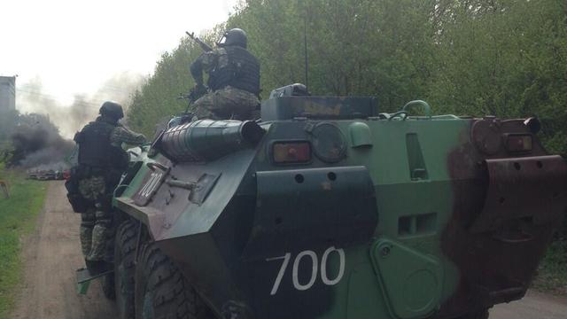 Les blindés ukrainiens à l'entrée de Slaviansk, à l'est de l'Ukraine, attendent de concrétiser une opération militaire contre les séparatistes pro-russes pour reprendre la ville. [RTS - Sébastien Faure]