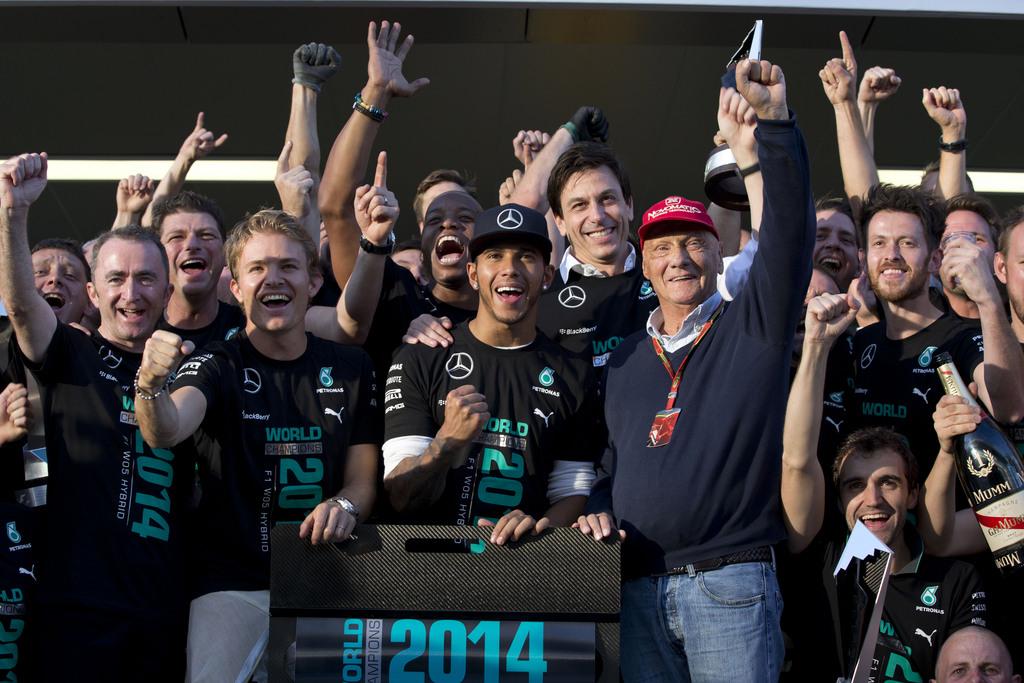 Hamilton (au centre), Niki Lauda (casquette rouge) et le team Mercedes étaient aux anges. [KEYSTONE - Pavel Golovkin]