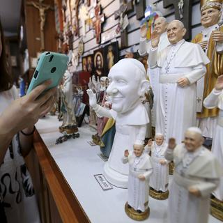 Mercredi 13 août: des statuettes représentant le pape dans un magasin de souvenirs de Séoul à la veille de l'arrivée de François en Corée du Sud. [EPA/Keystone - Jeon Heon-Kyun]