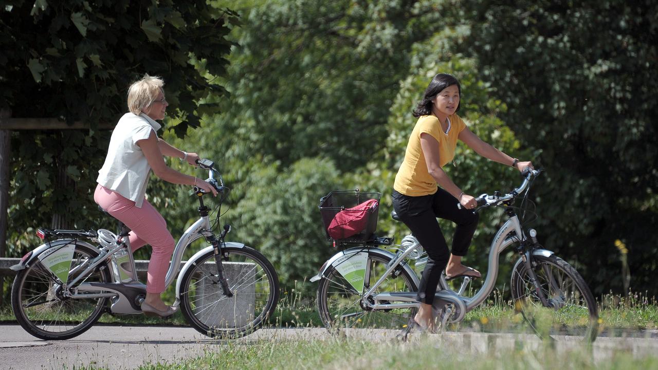 Les vélos électriques devraient circuler sur les pistes cyclables, estime l'OFROU.