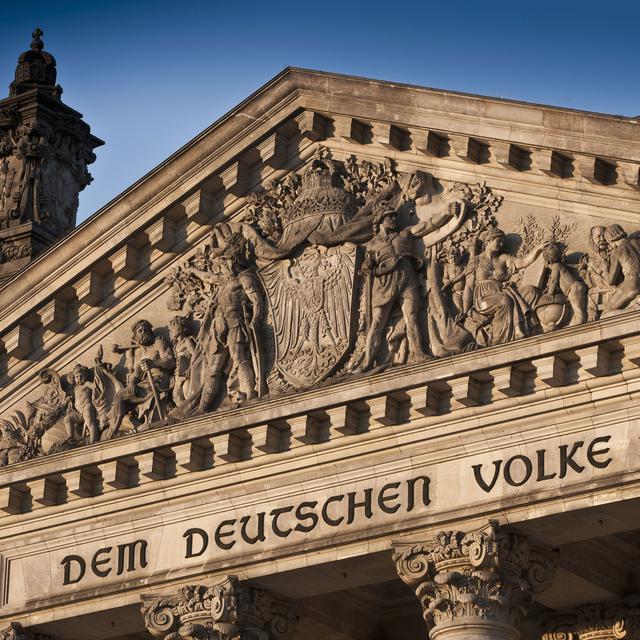 Inscription sur le palais du Reichstag à Berlin. [Cultura Creative/AFP - WALTER ZERLA]