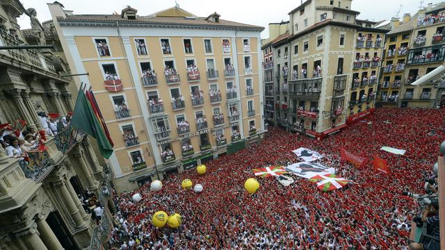 Le coup d'envoi des fêtes de la San Fermin a été donné dimanche à midi à Pampelune.