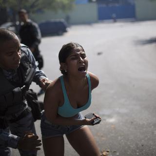 Une femme se fait arrêter dans un quartier de Rio de Janeiro lors d'une manifestation en avril dernier. [AP Photo/Felipe Dana]