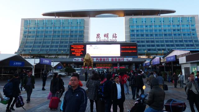 Le calme était de retour à la gare de Kunming dimanche, au lendemain des attaques au couteau.