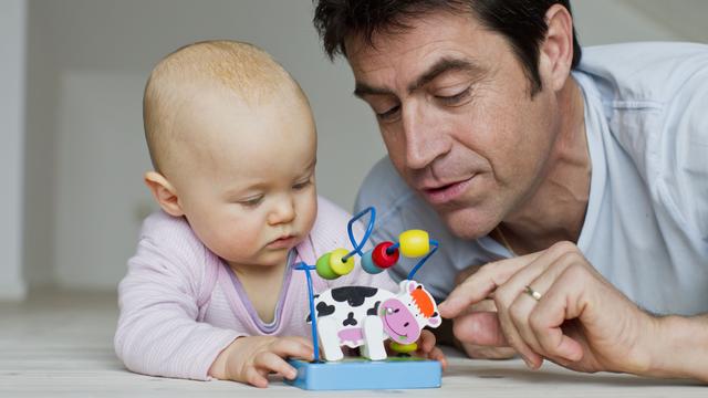 Les pères assument de plus en plus un rôle actif dans la vie familiale et l'éducation des enfants.