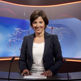 La journaliste Malika Nedir sur le plateau du journal télévisé. [RTS - Laurent Bleuze]