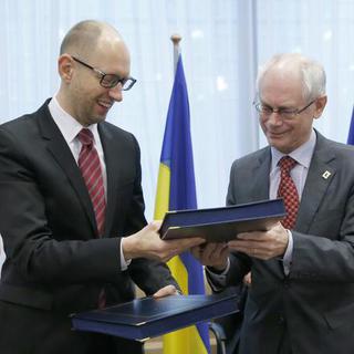Cette signature "symbolise l'importance des relations" des deux parties et "leur volonté de les faire aller de l'avant", a relevé le président du Conseil européen, Herman Van Rompuy sur Tweeter. [DR - @euHvR]