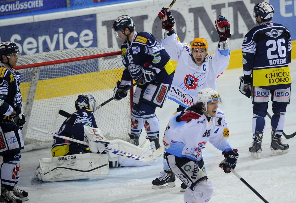 Benni Plüss et Julien Sprunger jubilent après le deuxième but fribourgeois. [Samuel Golay]