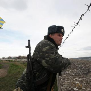 Les troupes ukrainiennes en Crimée, ici à Belbek, ont été sommées par le vice-Premier ministre de devenir russes, ou de partir. [Zurab Kurtsikidze]