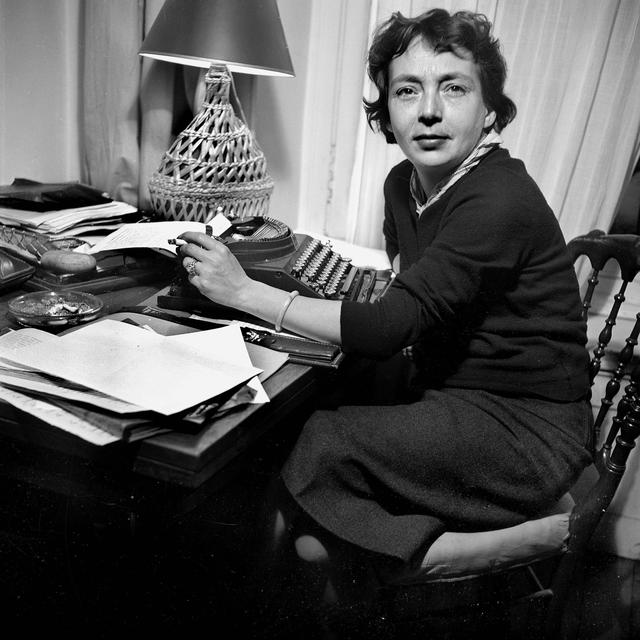 Marguerite Duras (1914-1996), écrivaine française, en 1955. [ROGER_VIOLLET]