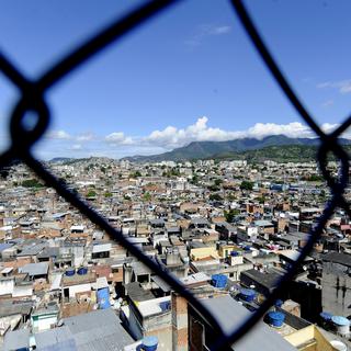 Vue d'une favela à Rio de Janeiro. [APA/Keystone - Robert Jaeger]