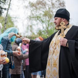 Des fidèles lors d'une messe de Pâques devant une église de Slaviansk, dans l'est de l'Ukraine. [EPA/Keystone - Roman Pilipey]