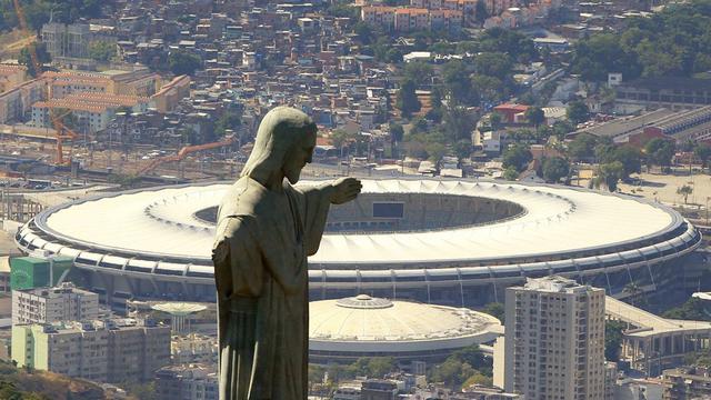 Vue aérienne de Rio de Janeiro avec le Christ du Corcovado au premier plan. En arrière plan, on devine les favelas qui surplombent le mythique stade Maracanã. [Marcelo Sayao]