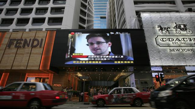 Edward Snowden apparaît sur un écran dans les rues d'Hong Kong [AP Photo - Vincent Yu]