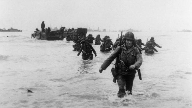 Les Américains sont les premiers à débarquer, ici à Utah Beach, à 6h30 du matin. Le temps est gris et humide. [AFP PHOTO / IWM]