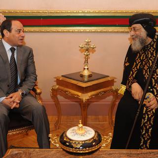 Le pape copte Tawadros II en entretien avec le Général Abdul Fatah al-Sisi, le 19 avril 2014 au Caire. [AFP / HO / Abbasiya Cathedral]