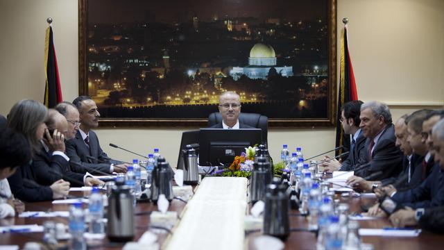 Le Premier ministre palestinien Rami Hamdallah mène la première séance du nouveau gouvernement d'unité nationale, avec lequel la Suisse souhaite collaborer. [AP Photo - Majdi Mohammed]