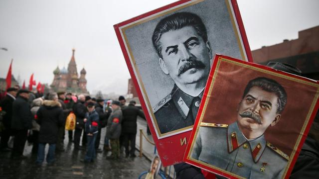 Rassemblement de nostalgiques de Joseph Staline devant la Nécropole du mur du Kremlin à Moscou, à l'occasion du 61e anniversaire de la mort du "Petit père des peuples". [Sergeï Ilnitsky]