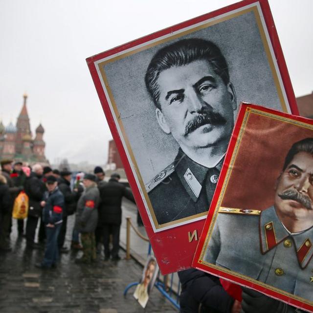 Rassemblement de nostalgiques de Joseph Staline devant la Nécropole du mur du Kremlin à Moscou, à l'occasion du 61e anniversaire de la mort du "Petit père des peuples". [Sergeï Ilnitsky]